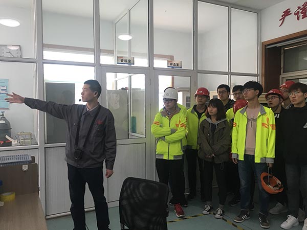 青島科技大學(xué)組織學(xué)生來(lái)青島豐東熱處理參觀學(xué)習(xí)